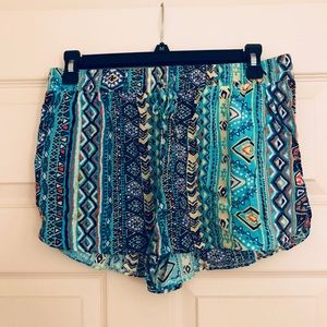 EUC ✨ Size Large Blue & Green Geometric Print Shorts 💙💚
